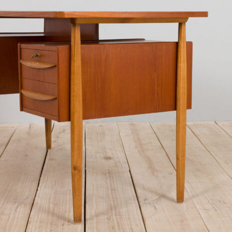 21333 Wolnostojące biurko Gunnar Nielsen z dębowymi nogami i uchwytami, Dania, lata 1960-9 Gunnar Nielsen free standing desk with oak legs and handles Denmark s scaled