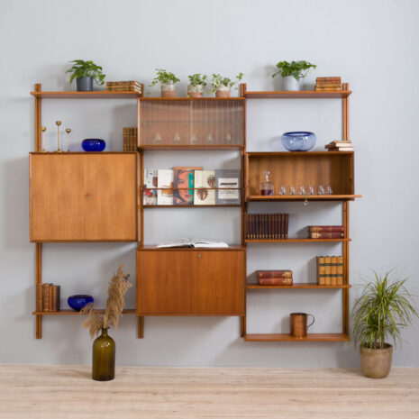 21346 Sven Andersen 3-częściowa szafka wisząca z drewna tekowego-1 Sven Andersen – szafka ścienna z drewna tekowego w skali