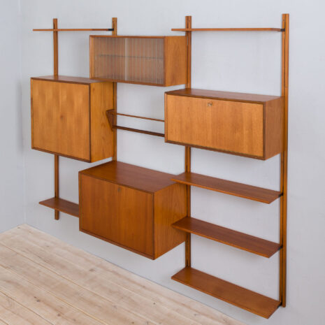 21346 Sven Andersen 3-częściowa szafka wisząca z drewna tekowego-10 Sven Andersen – szafka ścienna z drewna tekowego w skali