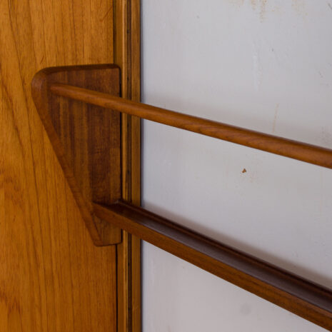 21346 Sven Andersen 3-częściowa szafka wisząca z drewna tekowego-11 Sven Andersen – szafka ścienna z drewna tekowego w skali