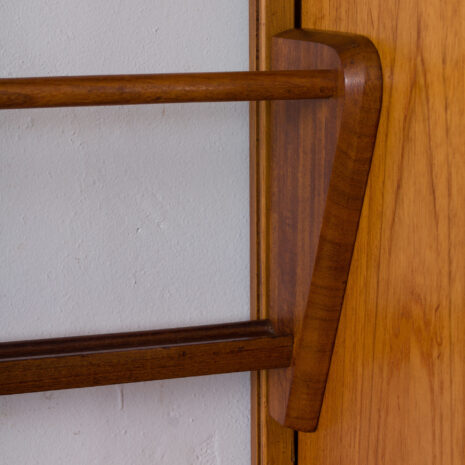 21346 Sven Andersen 3 zatoki szafka wisząca z drewna tekowego-12 Sven Andersen – szafka ścienna z drewna tekowego w skali