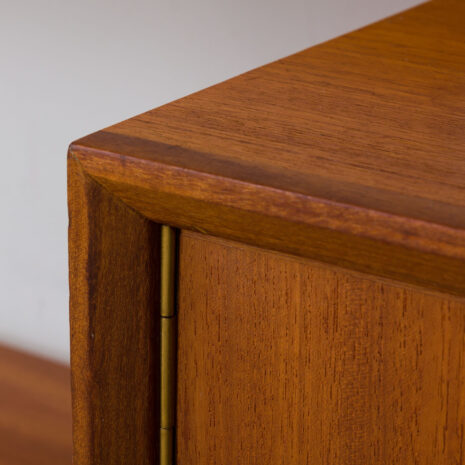 21346 Sven Andersen 3-częściowa szafka wisząca z drewna tekowego-13 Sven Andersen – szafka ścienna z drewna tekowego w skali