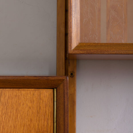 21346 Sven Andersen 3 zatoki szafka ścienna z drewna tekowego-14 Sven Andersen – szafka ścienna z drewna tekowego w skali