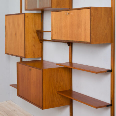 21346 Sven Andersen 3-częściowa szafka wisząca z drewna tekowego-15 Sven Andersen – szafka ścienna z drewna tekowego w skali