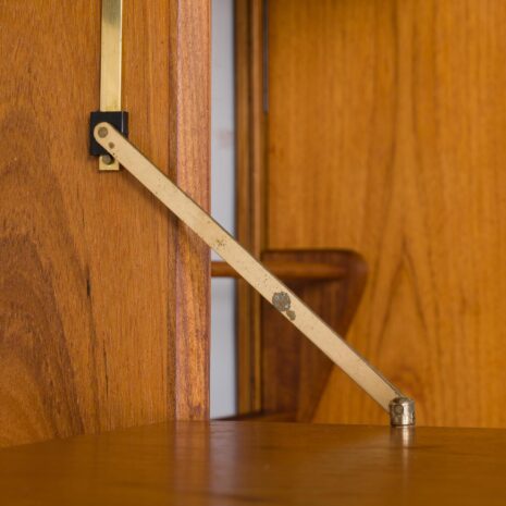 21346 Sven Andersen 3-częściowa szafka wisząca z drewna tekowego-17 Sven Andersen – szafka ścienna z drewna tekowego w skali