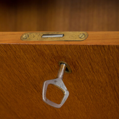 21346 Sven Andersen 3-częściowa szafka wisząca z drewna tekowego-18 Sven Andersen – szafka ścienna z drewna tekowego w skali