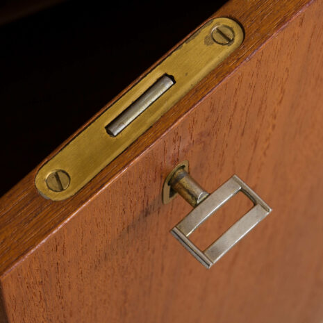 21346 Sven Andersen 3-częściowa szafka wisząca z drewna tekowego-21 Sven Andersen – szafka ścienna z drewna tekowego w skali