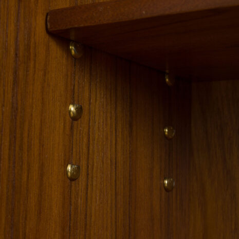 21346 Sven Andersen 3-częściowa szafka wisząca z drewna tekowego-22 Sven Andersen – szafka ścienna z drewna tekowego w skali