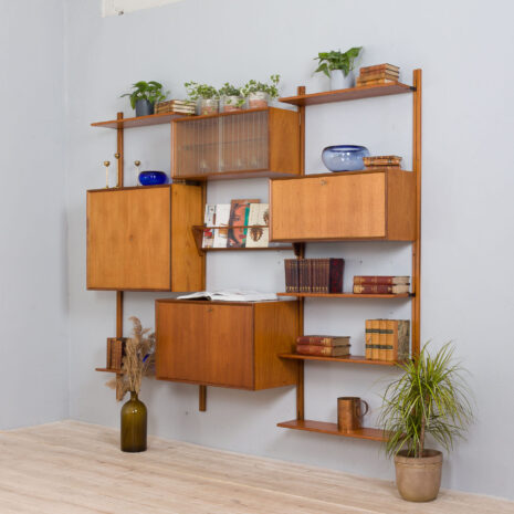 21346 Sven Andersen 3 bay teak wall unit-3 Sven Andersen – szafka ścienna z drewna tekowego w skali