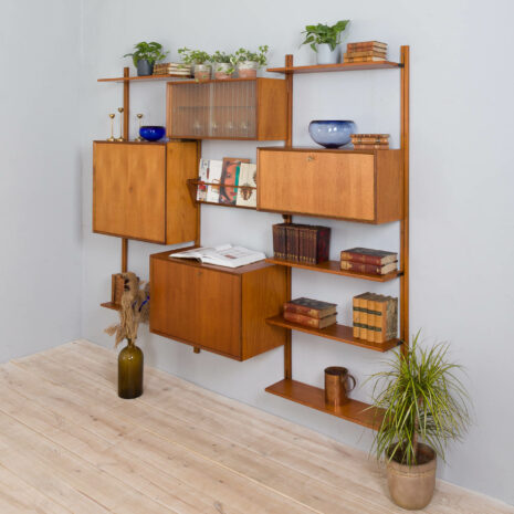 21346 Sven Andersen 3 bay teak wall unit-4 Sven Andersen – szafka ścienna z drewna tekowego w skali