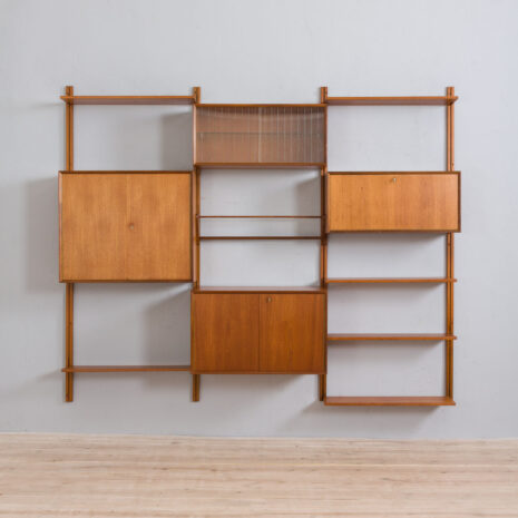 21346 Sven Andersen 3-częściowa szafka wisząca z drewna tekowego-5 Sven Andersen – szafka ścienna z drewna tekowego w skali