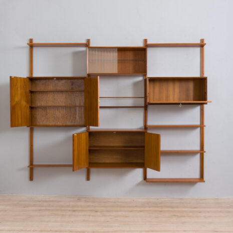 21346 Sven Andersen 3-częściowa szafka wisząca z drewna tekowego-6 Sven Andersen – szafka ścienna z drewna tekowego w skali