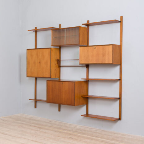 21346 Sven Andersen 3 zatoki szafka wisząca z drewna tekowego-9 Sven Andersen – szafka ścienna z drewna tekowego w skali