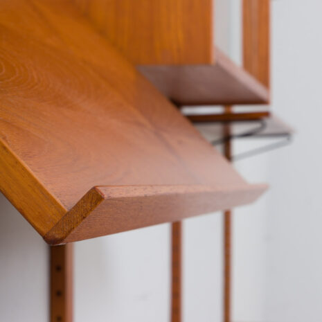 21394 Duńska szafka ścienna z drewna tekowego z połowy wieku z półką na czasopisma i szklaną szafką 1960-70s-9 Danish mid century teak wall unit with magazine shelf and glass cabinet s scaled