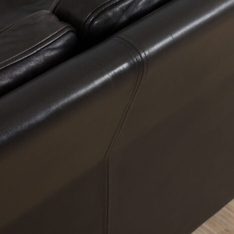 21398 Black leather sofa-15 Black leather sofa scaled