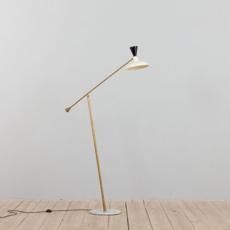 21399 Italian brass floor lamp in the style of Stilnovo -2 Italian brass floor lamp in the style of Stilnovo scaled