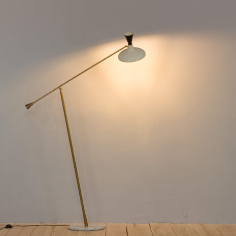 21399 Italian brass floor lamp in the style of Stilnovo -8 Italian brass floor lamp in the style of Stilnovo scaled