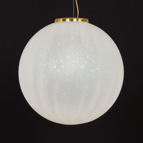 21367 Bardzo duży, ręcznie dmuchany wisiorek ze szkła Murano z mosiężnymi detalami, Włochy 1970s-1 Bardzo duży, ręcznie dmuchany, matowy wisiorek ze szkła Murano z mosiężnymi detalami.