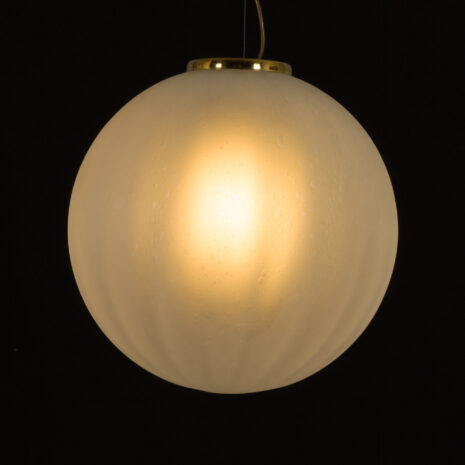 21367 Bardzo duży, ręcznie dmuchany wisiorek ze szkła Murano z mosiężnymi detalami, Włochy 1970s-7 Bardzo duży, ręcznie dmuchany, matowy wisiorek ze szkła Murano z mosiężnymi detalami.