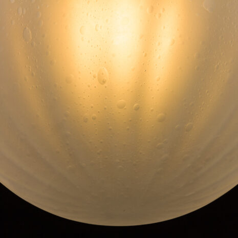 21367 Bardzo duży, ręcznie dmuchany wisiorek ze szkła Murano z mosiężnymi detalami, Włochy 1970-8 Bardzo duży, ręcznie dmuchany, matowy wisiorek ze szkła Murano z mosiężnymi detalami.