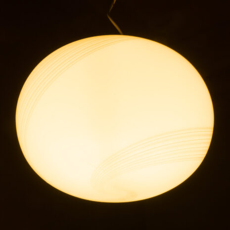 21386 Włoska lampa wisząca kula ze szkła Murano w stylu Venini, 1970-10 Włoska lampa wisząca w kształcie kuli ze szkła Murano w stylu Venini.