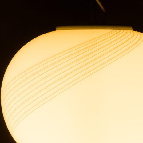 21386 Włoska lampa wisząca kula ze szkła Murano w stylu Venini, 1970-11 Włoska lampa wisząca w kształcie kuli ze szkła Murano w stylu Venini.