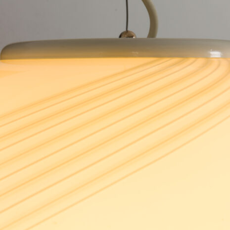 21386 Włoska lampa wisząca kula ze szkła Murano w stylu Venini, 1970-12 Włoska lampa wisząca w kształcie kuli ze szkła Murano w stylu Venini.