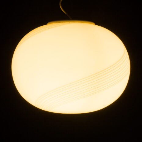 21386 Włoska lampa wisząca kula ze szkła Murano w stylu Venini, lata 1970-8 Włoska lampa wisząca w kształcie kuli ze szkła Murano w stylu Venini.