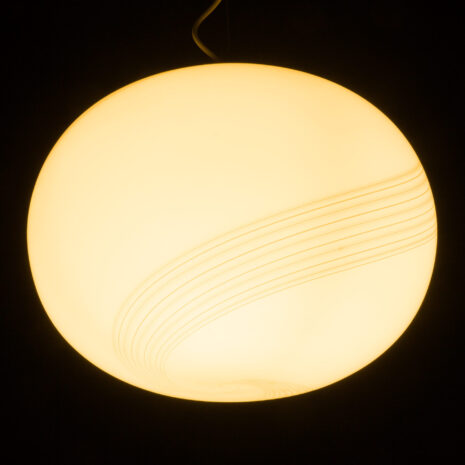 21386 Włoska lampa wisząca kula ze szkła Murano w stylu Venini, lata 1970-9 Włoska lampa wisząca w kształcie kuli ze szkła Murano w stylu Venini.