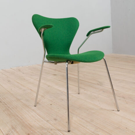 21415 Arne Jacobsen series 7 chair model 3207 with armrests in upholstery, 1970s-7 Arne Jacobsen series chair model with armrests in upholstery s scaled