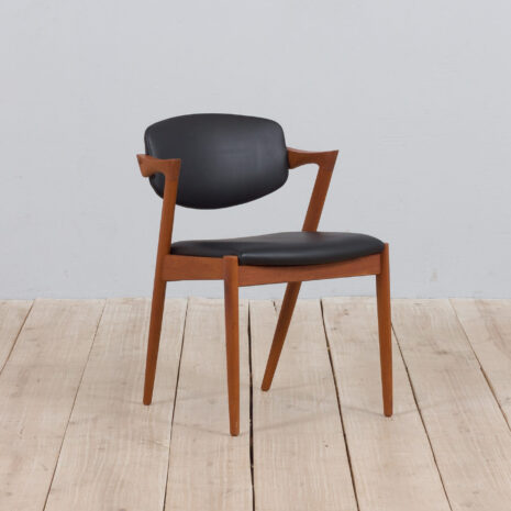 22051 Chaise 42 en teck Kai Kristiansen en cuir noir, années 1960-1 Teak chair Kai Kristiansen in black leather s scaled
