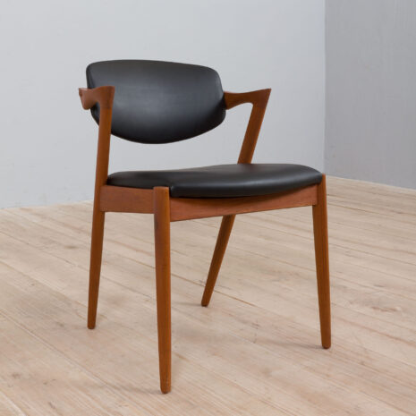 22051 Chaise 42 en teck Kai Kristiansen en cuir noir, 1960-12 Teak chair Kai Kristiansen in black leather s scaled