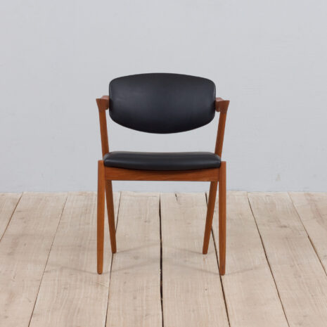 22051 Chaise 42 en teck Kai Kristiansen en cuir noir, années 1960-2 Teak chair Kai Kristiansen in black leather s scaled