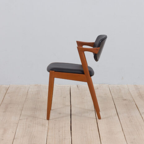 22051 Chaise 42 en teck Kai Kristiansen en cuir noir, 1960-4 Teak chair Kai Kristiansen in black leather s scaled