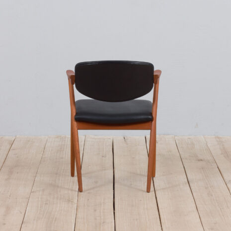 22051 Chaise 42 en teck Kai Kristiansen en cuir noir, 1960-5 Teak chair Kai Kristiansen in black leather s scaled