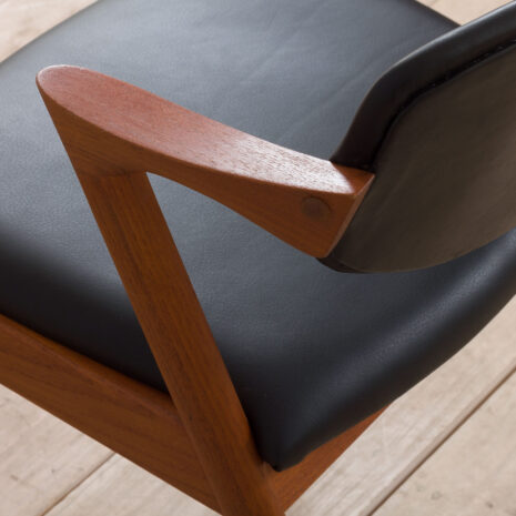 22051 Chaise 42 en teck Kai Kristiansen en cuir noir, 1960-7 Teak chair Kai Kristiansen in black leather s scaled