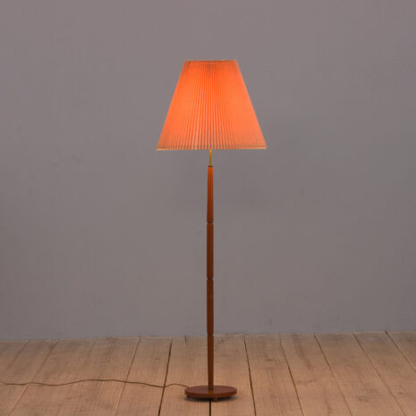 22065 Lampadaire vintage danois en teck dans le style Le Klint-9 Danish vintage floor lamp in teak in Le Klint style scaled
