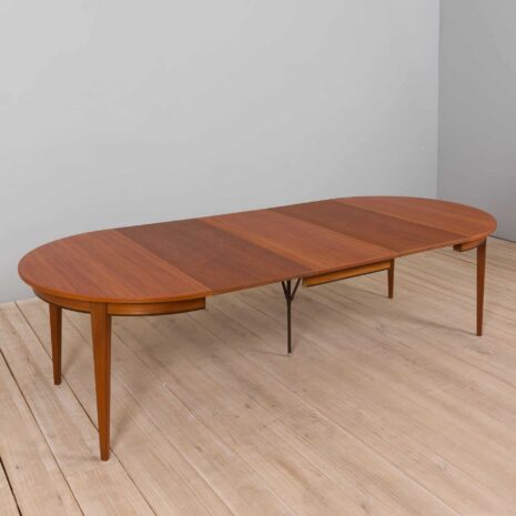 22112 Okrągły stół rozkładany z drewna tekowego model 55 firmy Omann Jun 3 dodatkowe skrzydła, lata 1960-23 Okrągły stół z przedłużeniem z drewna tekowego, model Omann Jun, dodatkowe blaty s