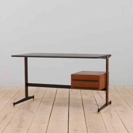 21357 Włoskie biurko wolnostojące z drewna tekowego z czarnymi metalowymi wspornikami, lata 60. Italian vintage free standing teak desk with black metal supports s