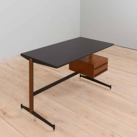 21357 Włoskie wolnostojące biurko vintage z drewna tekowego z czarnymi metalowymi wspornikami, lata 1960-11 Italian vintage free standing teak desk with black metal supports s