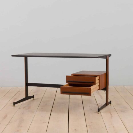 21357 Włoskie wolnostojące biurko vintage z drewna tekowego z czarnymi metalowymi wspornikami, lata 1960-2 Italian vintage free standing teak desk with black metal supports s