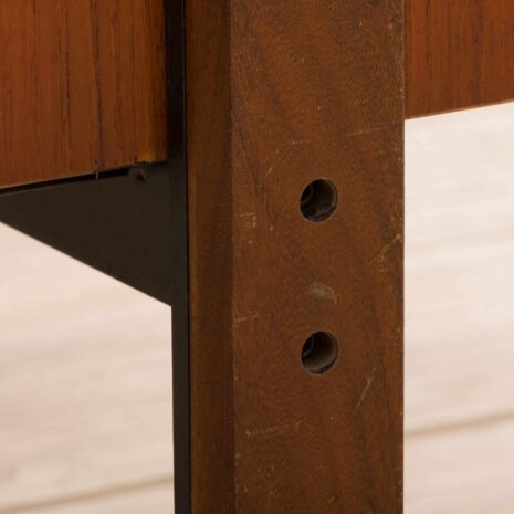 21357 Włoskie wolnostojące biurko vintage z drewna tekowego z czarnymi metalowymi wspornikami, lata 1960-20 Italian vintage free standing teak desk with black metal supports s