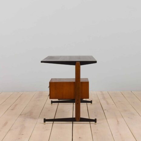 21357 Włoskie wolnostojące biurko vintage z drewna tekowego z czarnymi metalowymi wspornikami, lata 1960-3 Italian vintage free standing teak desk with black metal supports s
