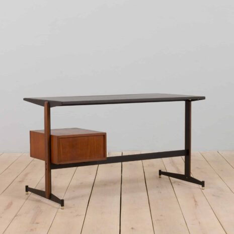 21357 Włoskie wolnostojące biurko vintage z drewna tekowego z czarnymi metalowymi wspornikami, lata 1960-4 Italian vintage free standing teak desk with black metal supports s