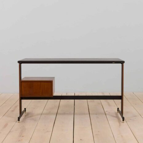 21357 Włoskie wolnostojące biurko vintage z drewna tekowego z czarnymi metalowymi wspornikami, lata 1960-5 Italian vintage free standing teak desk with black metal supports s