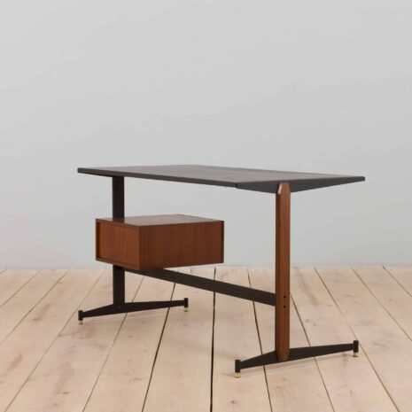 21357 Włoskie wolnostojące biurko vintage z drewna tekowego z czarnymi metalowymi wspornikami, lata 1960-6 Italian vintage free standing teak desk with black metal supports s