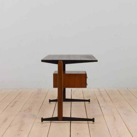 21357 Włoskie wolnostojące biurko vintage z drewna tekowego z czarnymi metalowymi wspornikami, lata 1960-7 Italian vintage free standing teak desk with black metal supports s