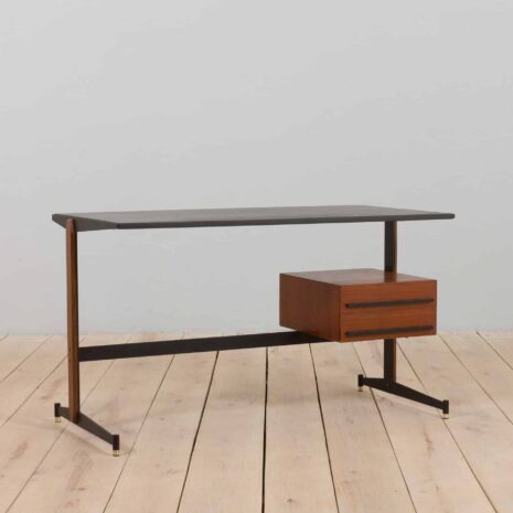 21357 Włoskie biurko wolnostojące z drewna tekowego z czarnymi metalowymi wspornikami, lata 1960-8 Italian vintage free standing teak desk with black metal supports s