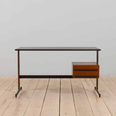 21357 Włoskie biurko wolnostojące z drewna tekowego z czarnymi metalowymi wspornikami, lata 1960-9 Italian vintage free standing teak desk with black metal supports s