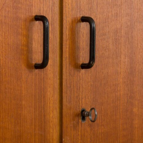 22114 unité murale italienne autoportante en teck avec une armoire par AV Arredamenti Contemporanei-16 italian freestanding teak wall unit with a wardrobe by AV Arredamenti Contemporanei